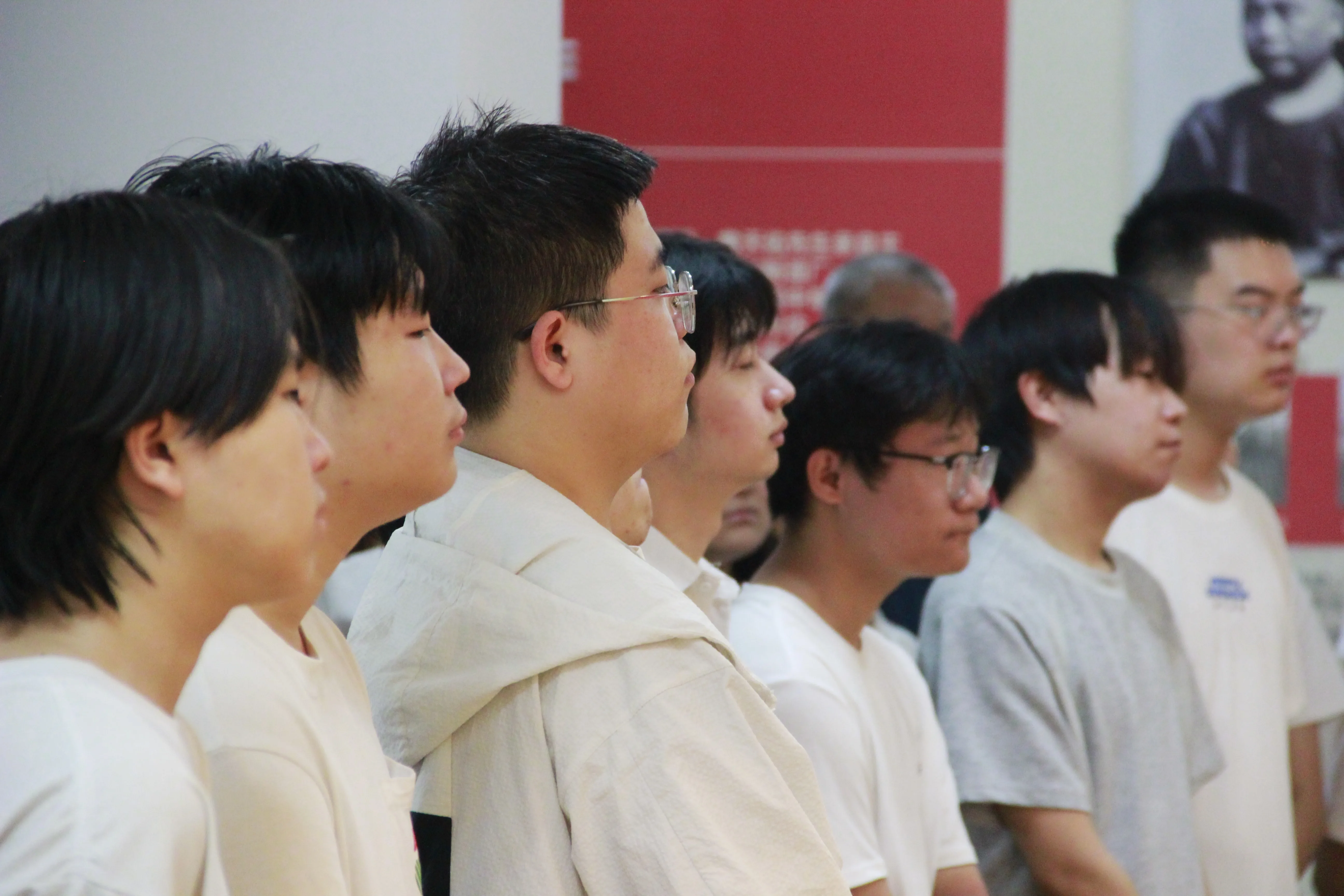 在“行走的课堂中”传承红色基因